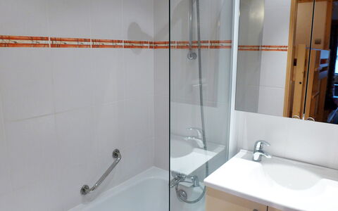 Tignes 375: Salle De Bains, Propriété, Pièce, Robinet, Tuile, Luminaire Plomberie, Bar De Douche, Verre, Douche, Architecture