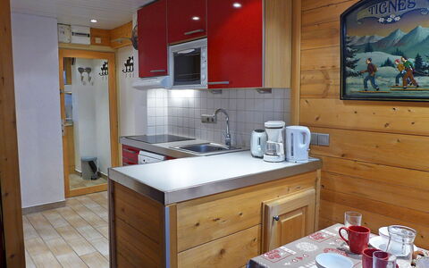 Tignes 375: Pièce, Comptoir, Propriété, Cabinetry, Cuisine, Meubles, Bâtiment, Design Intérieur, Maison, Domicile