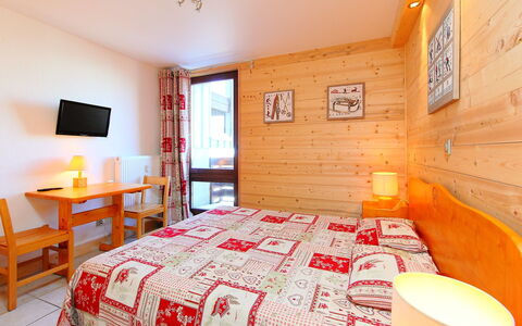 Tignes 375: Chambre, Lit, Pièce, Meubles, Drap De Lit, Propriété, Literie, Cadre De Lit, Design Intérieur, Mur
