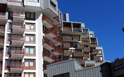 Tignes 380: Ciel, Jour, Propriété, Bâtiment, Fenêtre, Bloc Tour, Design Urbain, Condominium, Matériel De La Propriété, Zone Résidentielle
