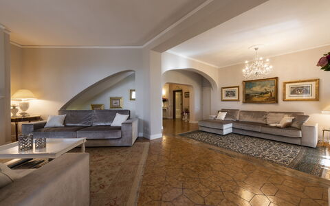 Villa Monteresi: Meubles, Cadre, Table, Bois, Design Intérieur, Éclairage, Salon, Comptoir, Sol, Sol
