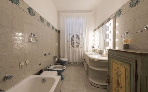 Villa Monteresi: Miroir, Robinet, Luminaire Plomberie, Évier, Propriété, Salle De Bains, Lavabo, Bâtiment, Design Intérieur, Violet