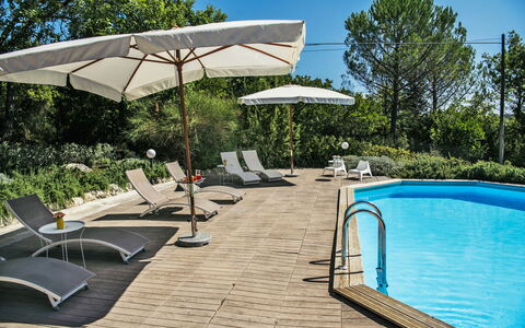 Villa Monteresi: L'Eau, Plante, Ciel, Arbre, Piscine, Ombre, Mobilier De Jardin, Balancelle, Parapluie, Chaise