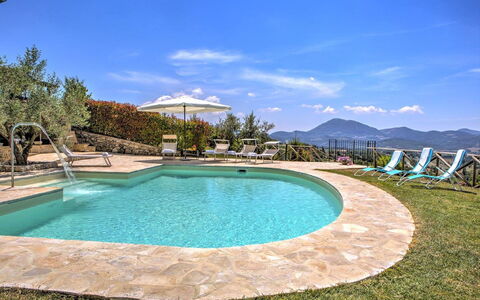 Villa Montone: L'Eau, Nuage, Ciel, Ressources En Eau, Piscine, Bleu Azur, Paysage Naturel, Arbre, Plan D'Eau, Mobilier De Jardin