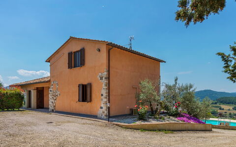 Villa Montone: Ciel, Plante, Bâtiment, Fenêtre, Porte, Arbre, Maison, Lot Terre, Bois, Chalet