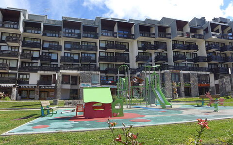 Tignes 385: Nuage, Plante, Bâtiment, Ciel, Design Urbain, Lot Terre, Herbe, Condominium, Fenêtre, Loisir