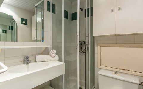 Tignes 397: Miroir, Luminaire Plomberie, Propriété, Évier, Robinet, Bâtiment, Salle De Bains, Design Intérieur, Sol