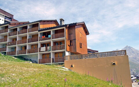 Tignes 450: Ciel, Nuage, Bâtiment, Plante, Fenêtre, Bois, Lot Terre, Design Urbain, Herbe, Paysage