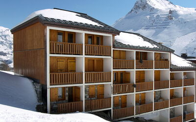 Tignes 450: Neige, Ciel, Propriété, Pente, Bois, Montagne, Fenêtre, Arbre, Toit, Immobilier