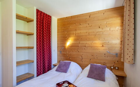Tignes 470: Bâtiment, Meubles, Confort, Textile, Bois, Ombre, Design Intérieur, Cadre De Lit, Maison, Sol
