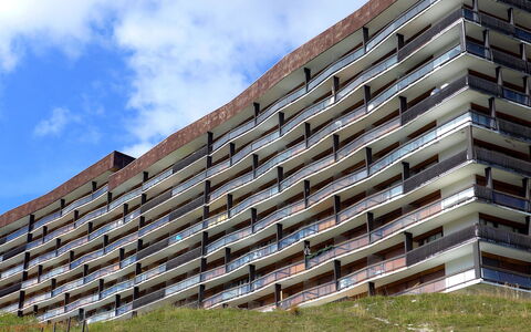 Tignes 480: Nuage, Ciel, Plante, Bâtiment, Fenêtre, Maison, Lot Terre, Arbre, Herbe, Chalet