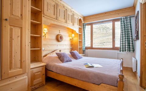 Tignes 480: Meubles, Propriété, Cabinetry, Bâtiment, Fenêtre, Confort, Bois, Tiroir, Design Intérieur, Cadre De Lit