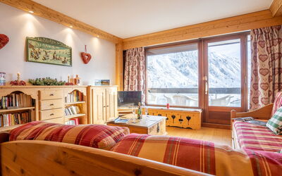 Tignes 480: Cabinetry, Meubles, Cadre, Bâtiment, Fenêtre, Bois, Confort, Orange, Blind Fenêtre, Textile