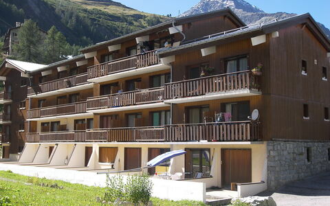 Tignes 860: L'Eau, Ciel, Bâtiment, Bleu Azur, Montagne, Arbre, Architecture, Plan D'Eau, Lac, Quartier