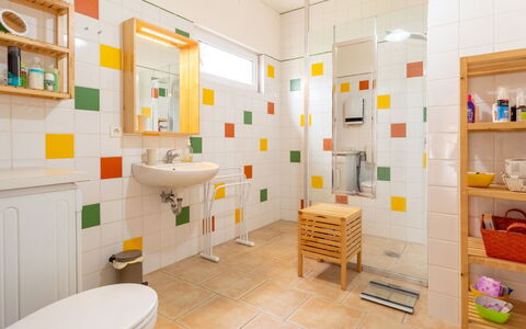 Akwaba: Miroir, Propriété, Évier, Luminaire Plomberie, Produit, Salle De Bains, Orange, Design Intérieur, Robinet, Sol
