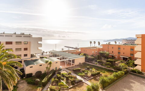 Le Lavandou 212: Nuage, Ciel, Plante, Bâtiment, Propriété, Fenêtre, L'Eau, Arbre, Design Urbain, Condominium