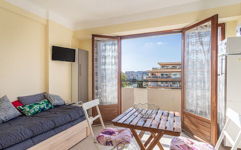 Le Lavandou 212: Appartement, Design Intérieur, Meubles, Sol, Balcon, Condominium, Chaise, Tache De Bois, Conception, Daylighting