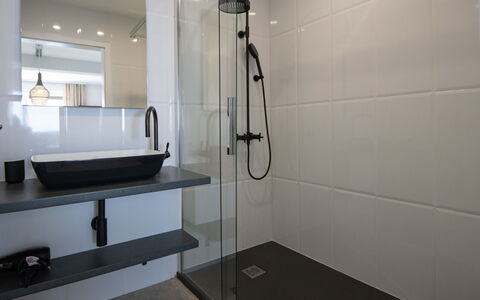 Lovran Tuliševica 407: Miroir, Luminaire Plomberie, Salle De Bains, Évier, Bar De Douche, Bâtiment, Design Intérieur, Douche, Tete De Douche
