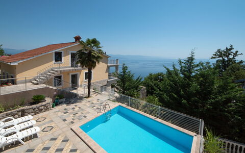 La Mer: L'Eau, Bâtiment, Ciel, Plante, Piscine, Fenêtre, Bleu Azur, Arbre, Maison, Architecture