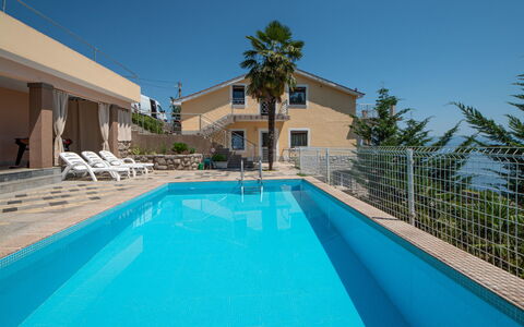La Mer: L'Eau, Plante, Ciel, Bâtiment, Propriété, Piscine, Bleu Azur, Arbre, Ombre, Maison