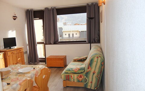 Les Menuires 100: Pièce, Meubles, Propriété, Lit, Design Intérieur, Chambre, Bâtiment, Sol, Mur, Maison