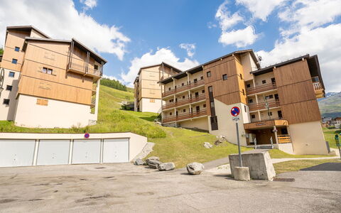 Les Menuires 100: Nuage, Ciel, Bâtiment, Jour, Plante, Propriété, Fenêtre, Surface De La Route, Lot Terre, Design Urbain