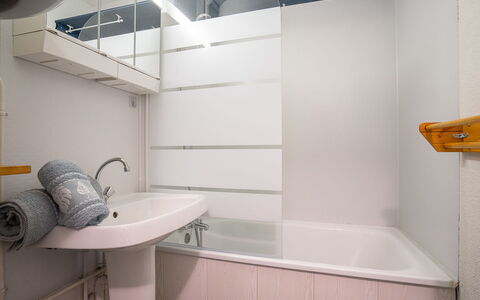 Les Menuires 100: Baignoire, Propriété, Blanc, Luminaire Plomberie, Salle De Bains, Design Intérieur, Robinet, Architecture, Sol, Ligne