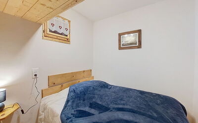 Les Asters 100.41: Bois, Chambre, Lit, Sol, Design Intérieur, Drap De Lit, Sol, Pièce, Plafond, Meubles