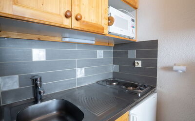 Asters 1208 Batiment B4 100.1: Evier, Robinet, Propriété, Évier, Bâtiment, Cabinetry, Luminaire Plomberie, Comptoir, Cuisinière, Cuisine