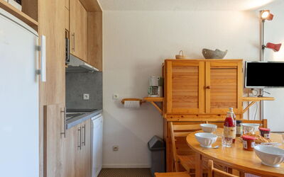 Asters 1204 Batiment B4 100.38: Cabinetry, Bâtiment, Cuisine, Bois, Sol, Design Intérieur, Sol, Électroménager, Tache De Bois, Tiroir