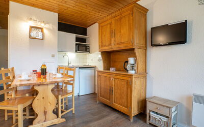 Asters 1215 Bâtiment B4 100.15: Cabinetry, Propriété, Meubles, Comptoir, Bois, Cuisine, Éclairage, Chaise, Design Intérieur, Table