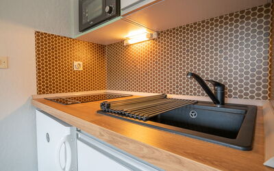 Asters 722 Bâtiment B2 100.26: Comptoir, Propriété, Cabinetry, Évier, Cuisine, Bois, Luminaire Plomberie, Robinet, Cuisinière, Design Intérieur