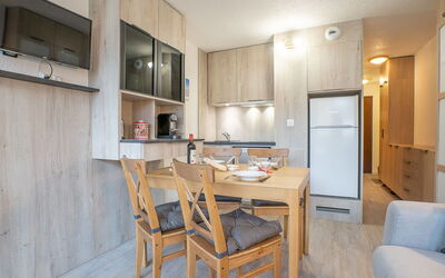 Asters 314 Bâtiment A1 100.37: Meubles, Cabinetry, Comptoir, Chaise, Bois, Cuisine, Design Intérieur, Sol, Table, Électroménager