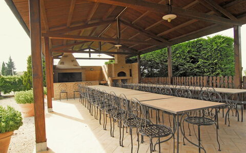 Villastrada: Plante, Meubles, Table, Bâtiment, Ombre, Chaise, Bois, Arbre, Pot De Fleur, Sol