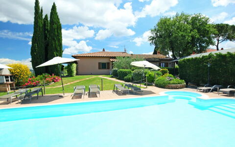 Villastrada: Nuage, Ciel, Plante, L'Eau, Propriété, Bâtiment, Piscine, Arbre, Bleu Azur, Mobilier De Jardin
