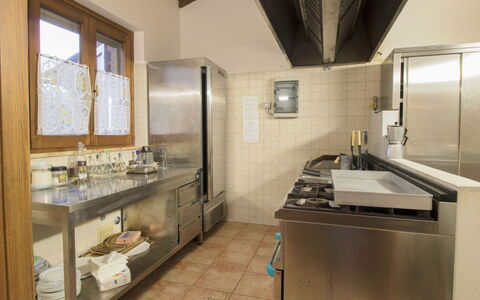 Villastrada: Comptoir, Cabinetry, Propriété, Bâtiment, Robinet, Évier, Fenêtre, Cuisine, Design Intérieur, Luminaire Plomberie