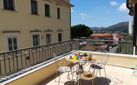 La Terrazza di Dinky: Ciel, Propriété, Fenêtre, Bâtiment, Pot De Fleur, Table, Mobilier De Jardin, Architecture, Chaise, Design Urbain