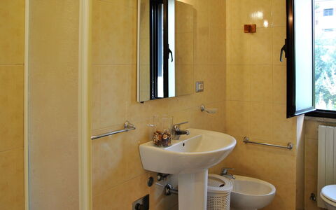 La Terrazza di Dinky: Miroir, Robinet, Lavabo, Évier, Luminaire Plomberie, Salle De Bains, Violet, Architecture, Bois, Sol