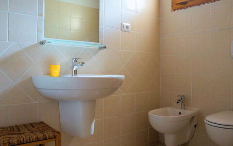 Alice: Robinet, Luminaire Plomberie, Propriété, Lavabo, Blanc, Miroir, Salle De Bains, Violet, Évier