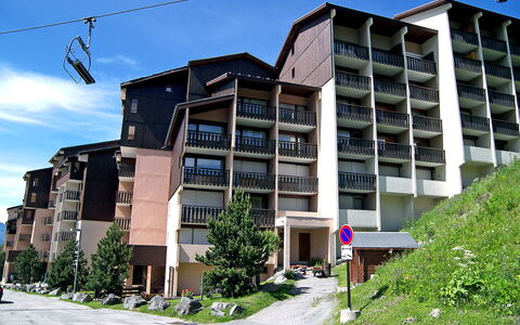 Les Menuires 170: Ciel, Plante, Bâtiment, Propriété, Nuage, Fenêtre, Design Urbain, Condominium, Quartier, Arbre