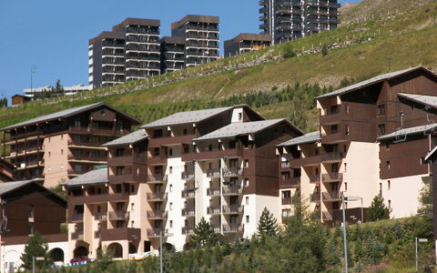 Les Menuires 170: Ciel, Bâtiment, Plante, Végétation, Design Urbain, Maison, Arbre, Bloc Tour, Biome, Fenêtre