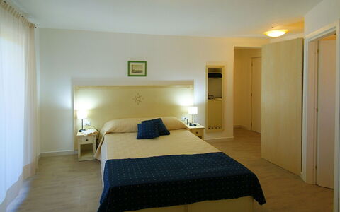 K Mono: Meubles, Propriété, Bois, Confort, Lit, Ombre, Design Intérieur, Sol, Immobilier