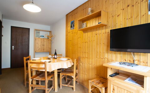 Astragale 412 a: Meubles, Propriété, Table, Cabinetry, Bâtiment, Bois, Design Intérieur, Sol, Tache De Bois, Sol