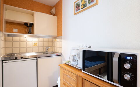 Astragale 412 a: Cabinetry, Comptoir, Propriété, Meubles, Cadre, Évier, Bois, Électroménager, Design Intérieur, Cuisine