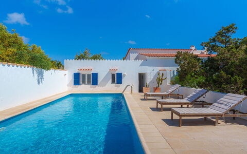 Rubi: L'Eau, Ciel, Propriété, Plante, Bâtiment, Bleu, Piscine, Bleu Azur, Ombre, Arbre