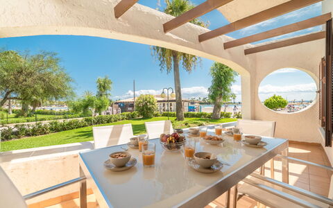 Carabela Front Beach & Pool: Table, Ciel, Propriété, Meubles, Vaisselle, Plante, Chaise, Bâtiment, Pot De Fleur, Ombre