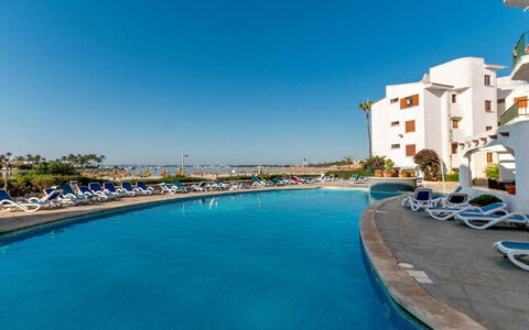 Carabela Front Beach & Pool: L'Eau, Ciel, Bâtiment, Piscine, Station Balnéaire, Plante, Bleu Azur, Maison, Cotiers Et Relief Océaniques, Loisir