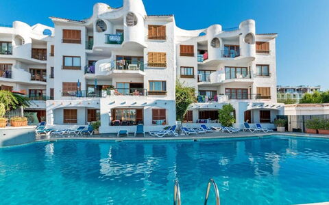 Carabela Front Beach & Pool: L'Eau, Ciel, Bâtiment, Plante, Piscine, Bleu Azur, Maison, Arbre, Aqua, Condominium
