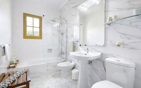 Can Xiroia: Salle De Bains, Luminaire Plomberie, Sol, Design Intérieur, Mur, Sol, Toilette, Siège De Toilette, Évier, Robinet