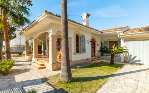 Can Xiroia: Plante, Ciel, Bâtiment, Fenêtre, Maison, Arbre, Nuage, Lot Terre, Chalet, Porte